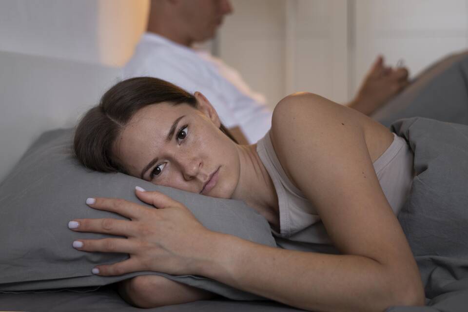 Мужчине снится сон, что жена изменяет: значение и реакция